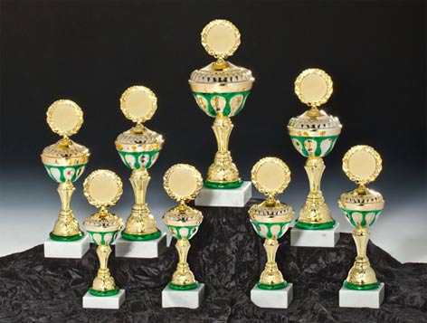 Pokale, goldfarben / gr&uuml;n
