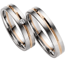 eine facettierte Rotgoldrille schm&uuml;ckt diese Trauringe